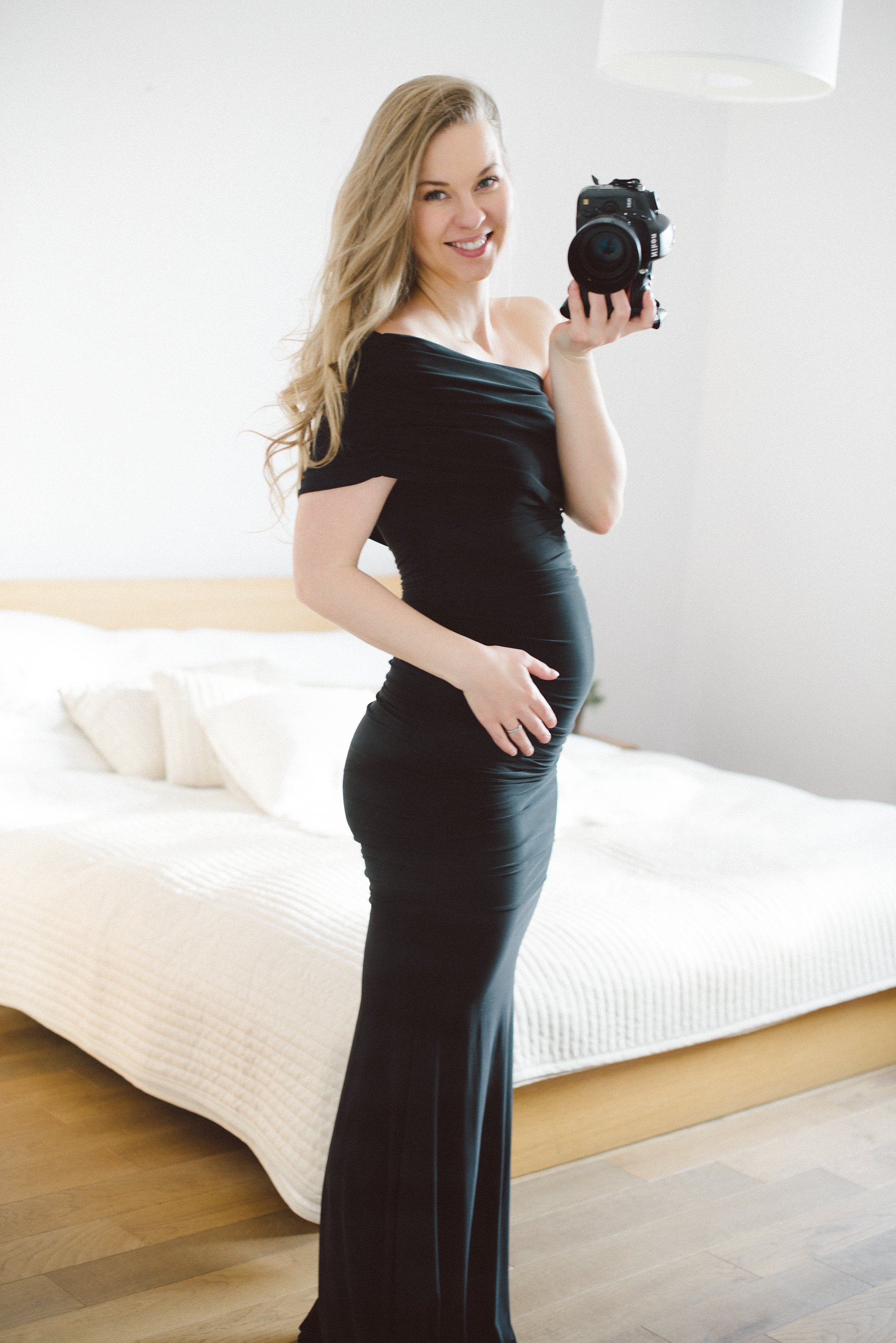 Baby bump mustassa mekossa